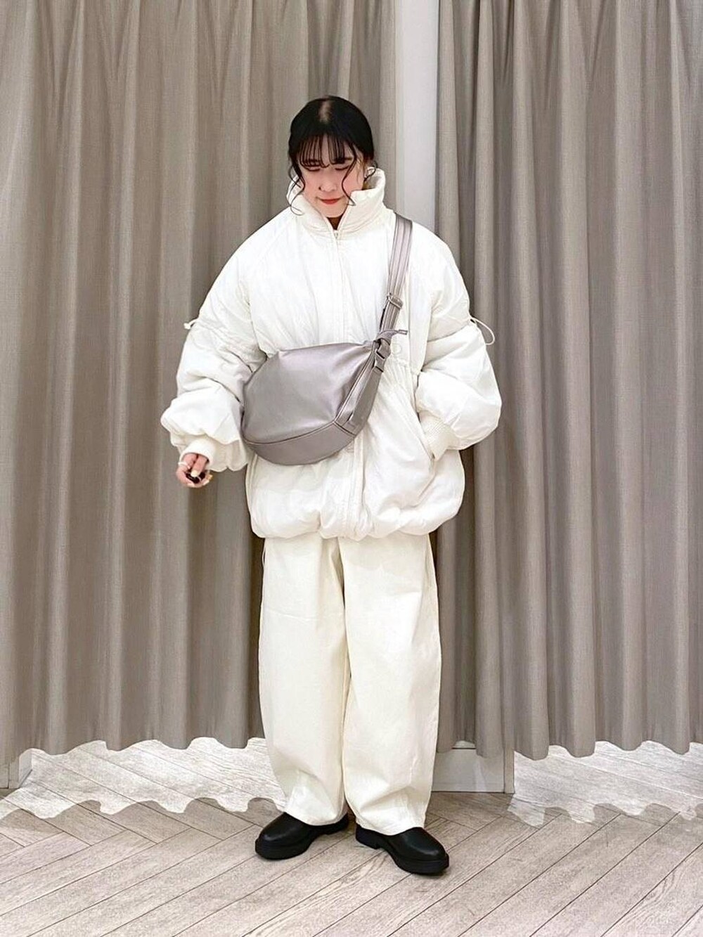 その他のTシャツ/カットソー、ホワイト系のその他パンツ、ブラック系のブーツを着用したレディースの冬コーディネートの10枚目の写真