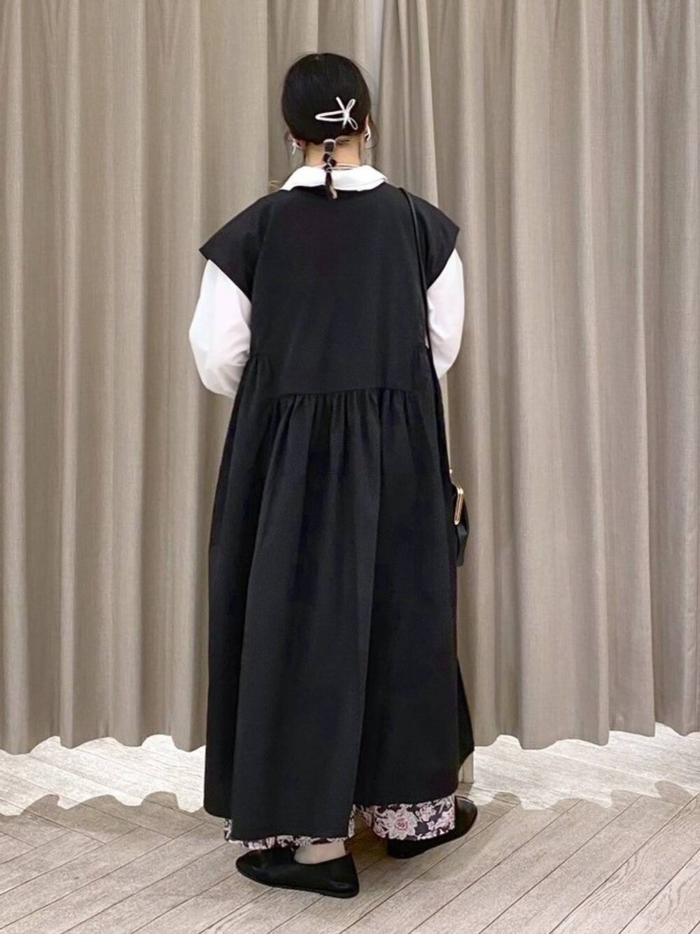 ブラック系のショルダーバッグ、レッド系のその他パンツ、ホワイト系のシャツ/ブラウスを着用したレディースの夏コーディネートの7枚目の写真