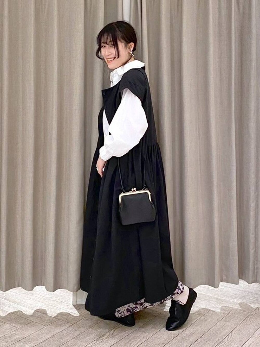 ブラック系のショルダーバッグ、レッド系のその他パンツ、ホワイト系のシャツ/ブラウスを着用したレディースの夏コーディネートの6枚目の写真