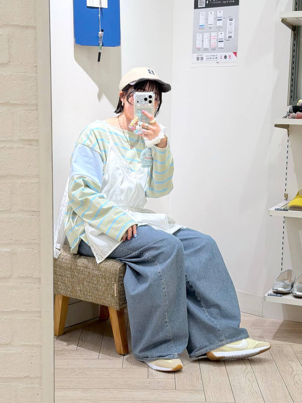 ブルー系のデニムパンツ、ブルー系のトートバッグ、ブルー系のTシャツ/カットソーを着用したレディースの春コーディネートの9枚目の写真