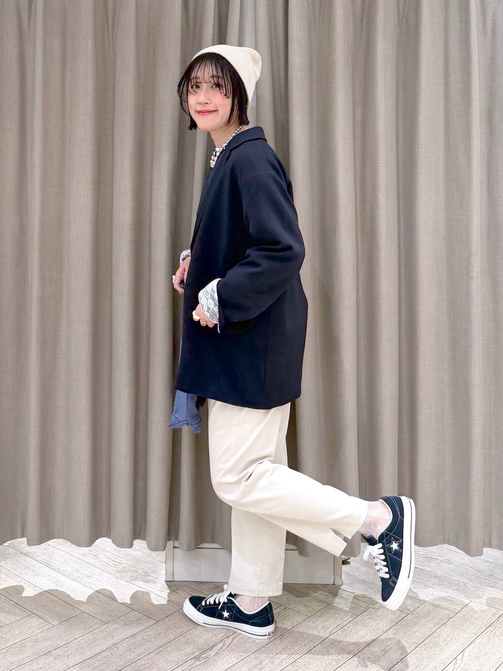 ブルー系のトートバッグ、ブルー系のスニーカー、ベージュ系のその他パンツを着用したレディースの春コーディネートの3枚目の写真