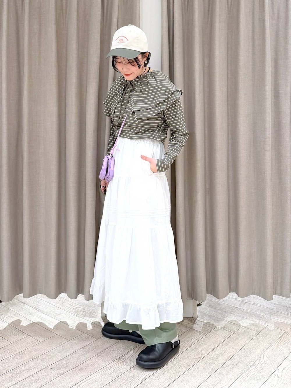 ブラック系のサンダル、グリーン系のその他パンツ、パープル系のショルダーバッグを着用したレディースの春コーディネートの4枚目の写真