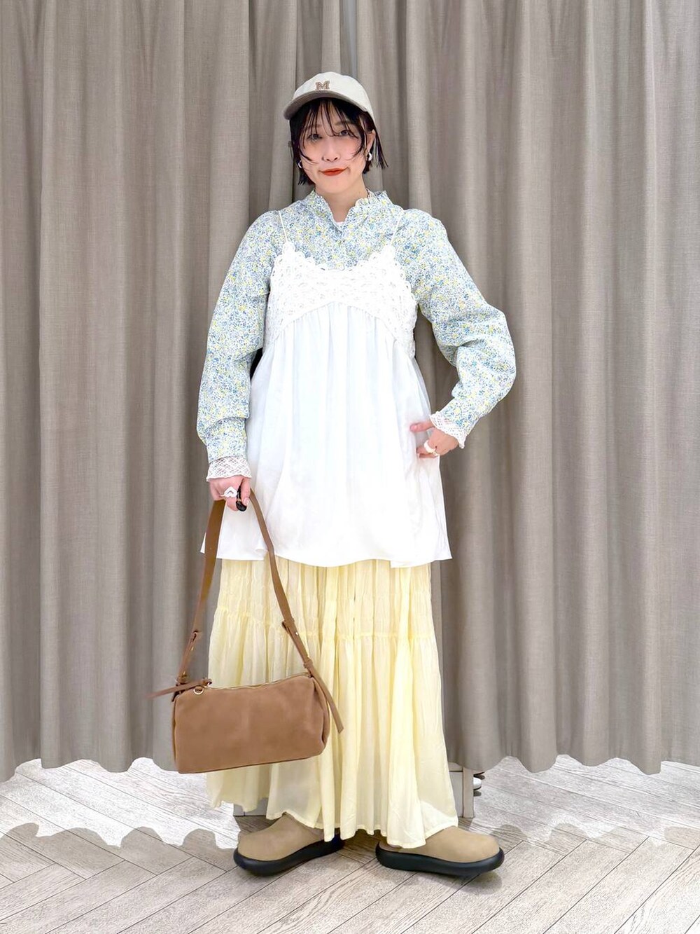 ベージュ系のサンダル、イエロー系のスカート、その他のシャツ/ブラウスを着用したレディースの春コーディネートの10枚目の写真