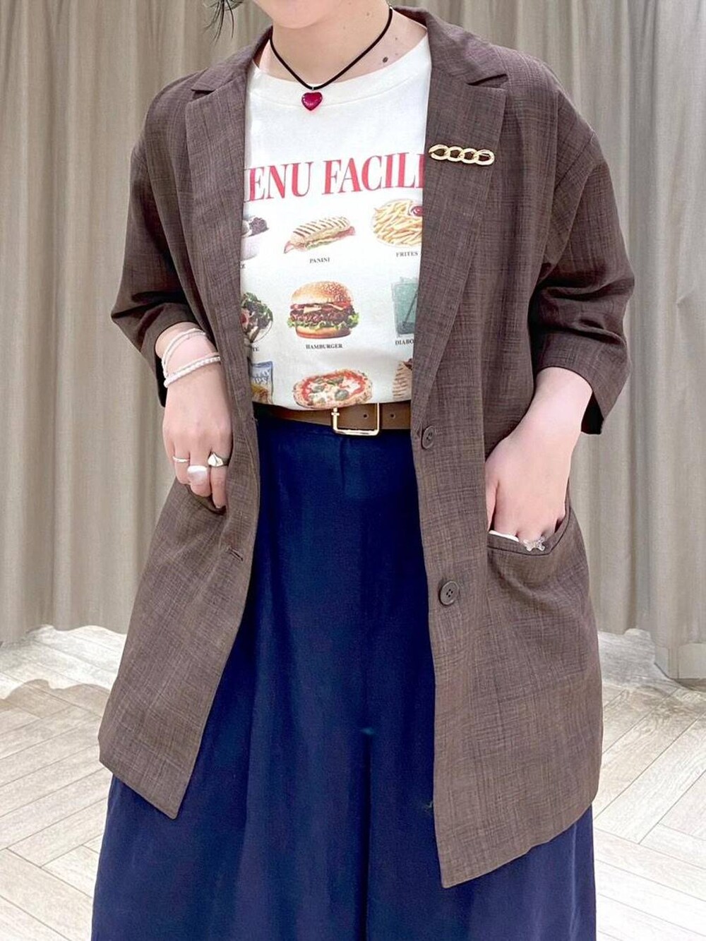 ブラウン系のテーラードジャケット、オレンジ系のパンプス、グレー系のその他パンツを着用したレディースの夏コーディネートの4枚目の写真