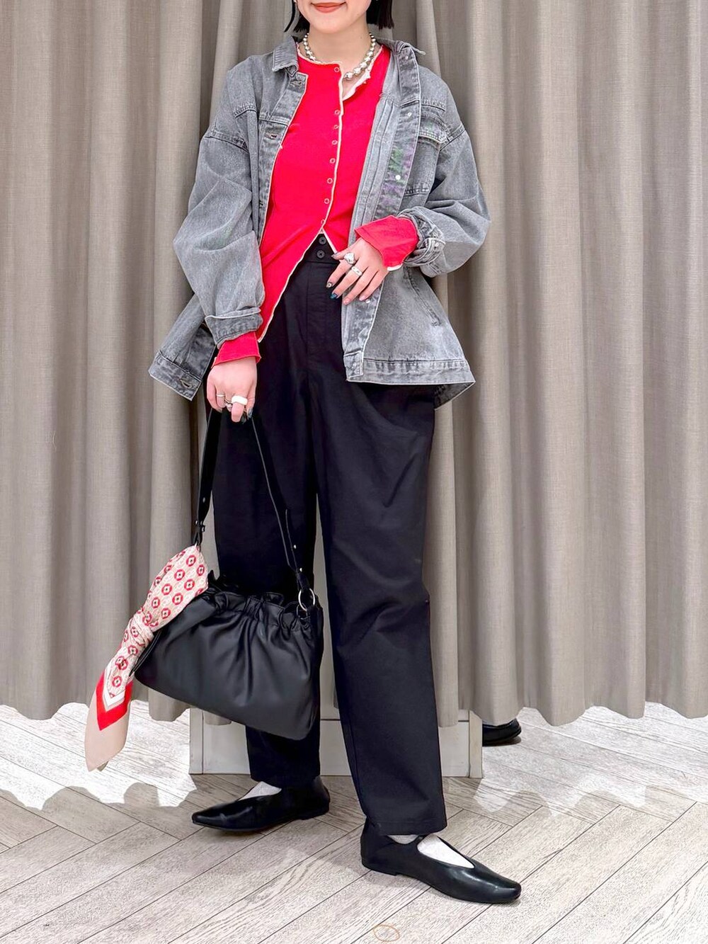 グレー系のデニムジャケット、ブラック系のトートバッグ、ブラック系のその他パンツを着用したレディースの春コーディネートの7枚目の写真
