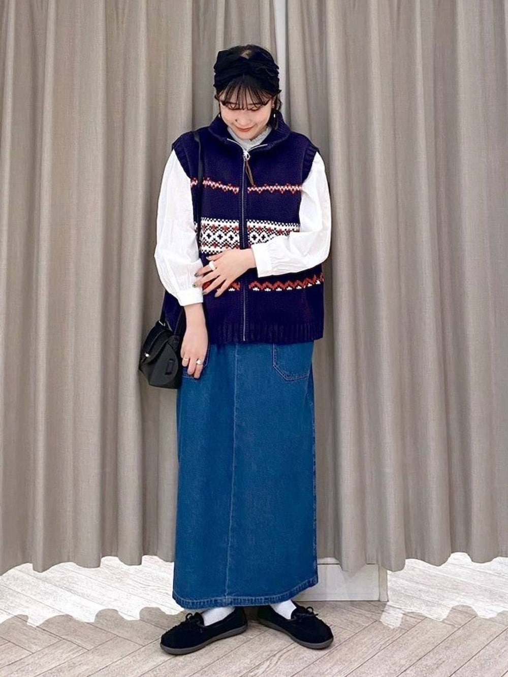 ブラック系のショルダーバッグ、ブルー系のワンピース、ブラック系のヘアバンドを着用したレディースの秋コーディネートの10枚目の写真