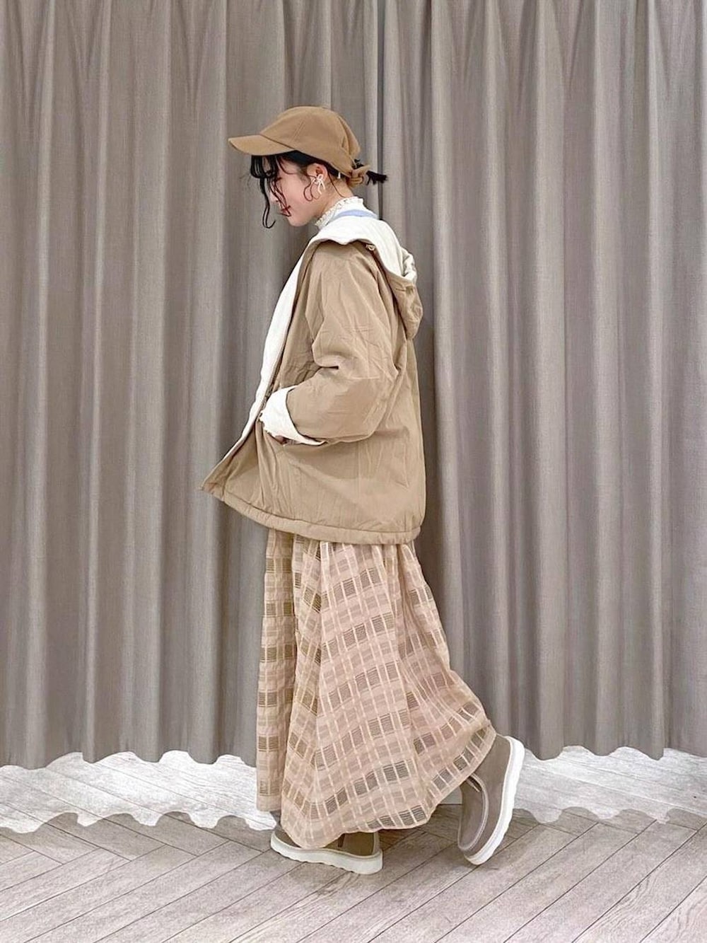 ベージュ系のブルゾン、ホワイト系のTシャツ/カットソー、ベージュ系のハンドバッグを着用したレディースの冬コーディネートの5枚目の写真