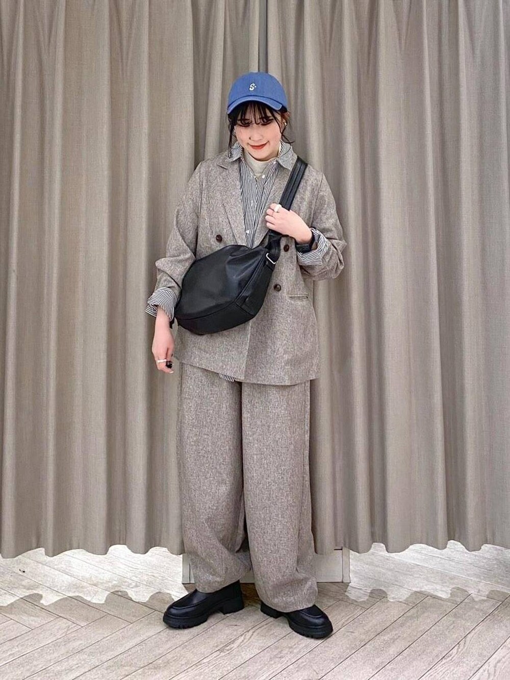 ブラック系のブーツ、ベージュ系のその他パンツ、ブラック系のシャツ/ブラウスを着用したレディースの冬コーディネートの3枚目の写真