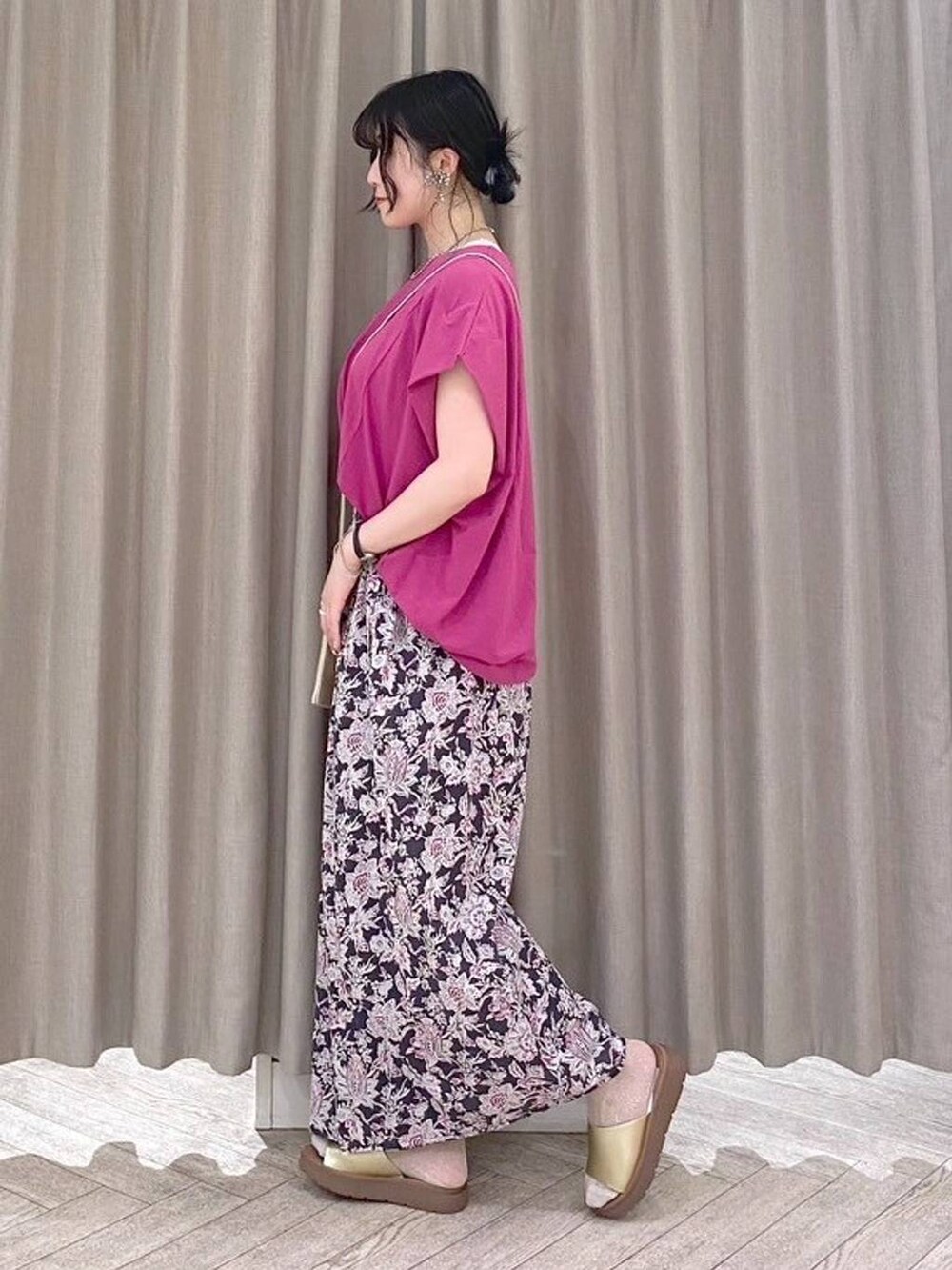ベージュ系のタンクトップ、レッド系のその他パンツ、その他のサンダルを着用したレディースの夏コーディネートの3枚目の写真