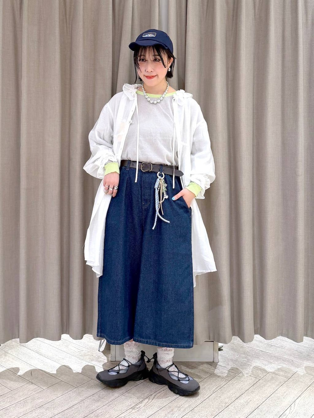 グレー系のスニーカー、ブルー系のその他パンツ、ブラック系のショルダーバッグを着用したレディースの春コーディネートの3枚目の写真