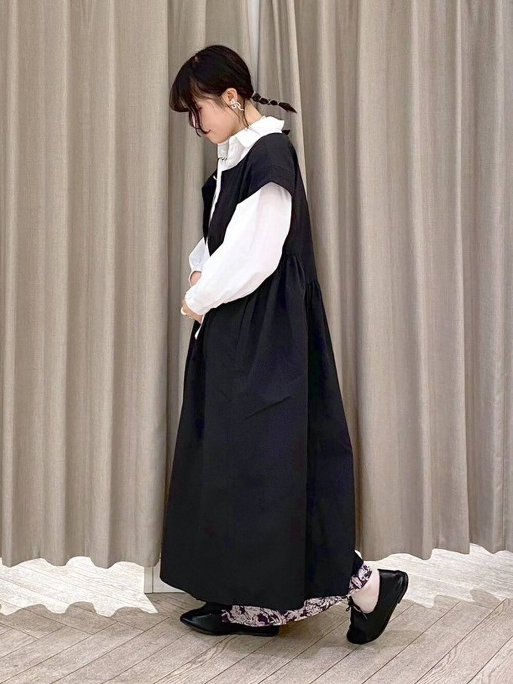 ブラック系のショルダーバッグ、レッド系のその他パンツ、ホワイト系のシャツ/ブラウスを着用したレディースの夏コーディネートの3枚目の写真