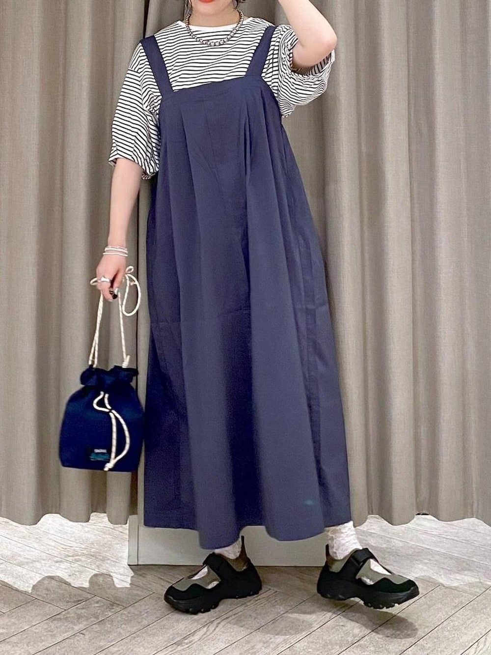 ブルー系のジャンパースカート、その他のTシャツ/カットソー、ブルー系のトートバッグを着用したレディースの夏コーディネートの6枚目の写真