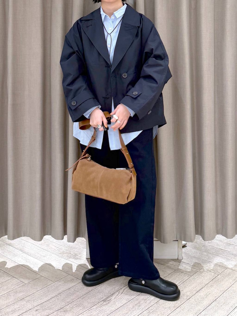 ブラック系のサンダル、ブルー系のその他パンツ、その他のシャツ/ブラウスを着用したレディースの春コーディネートの7枚目の写真