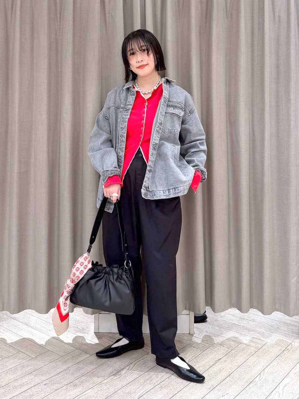 グレー系のデニムジャケット、ブラック系のトートバッグ、ブラック系のその他パンツを着用したレディースの春コーディネートの2枚目の写真