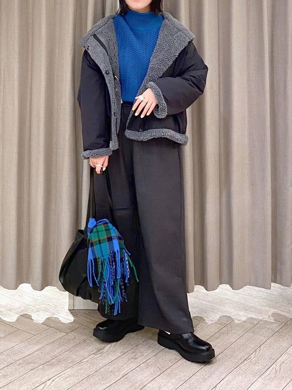 その他のその他パンツ、ブラック系のブーツ、ブラック系のブルゾンを着用したレディースの冬コーディネートの7枚目の写真