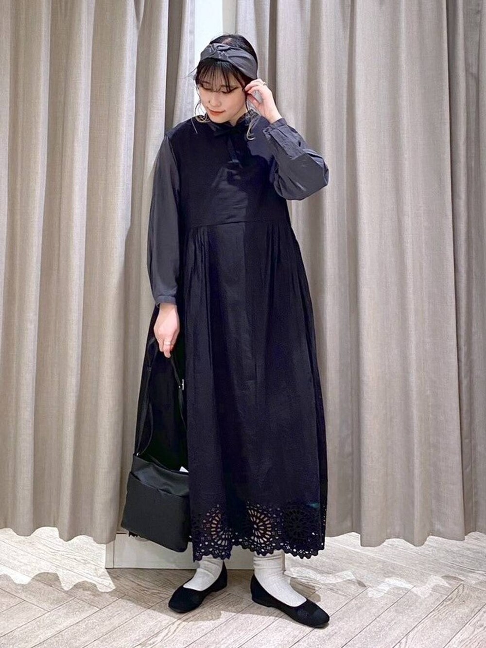ブラック系のワンピース、ブラック系のシャツ/ブラウス、ブラック系のパンプスを着用したレディースの春コーディネートの9枚目の写真
