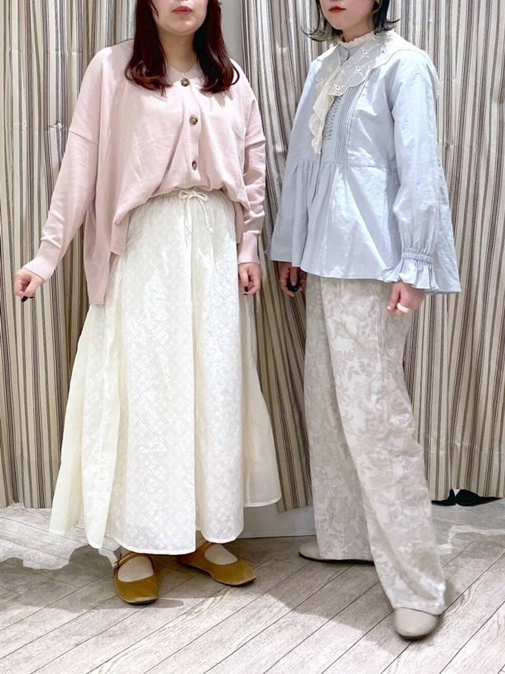 イエロー系のパンプス、ピンク系のカーディガン/ボレロ、ブルー系のビジネスシャツを着用したレディースの冬コーディネートの2枚目の写真