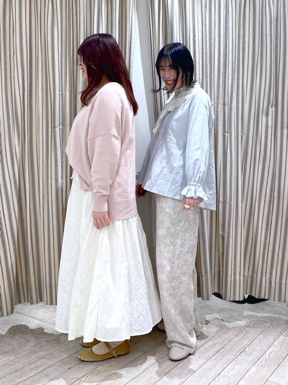 イエロー系のパンプス、ピンク系のカーディガン/ボレロ、ブルー系のビジネスシャツを着用したレディースの冬コーディネートの3枚目の写真