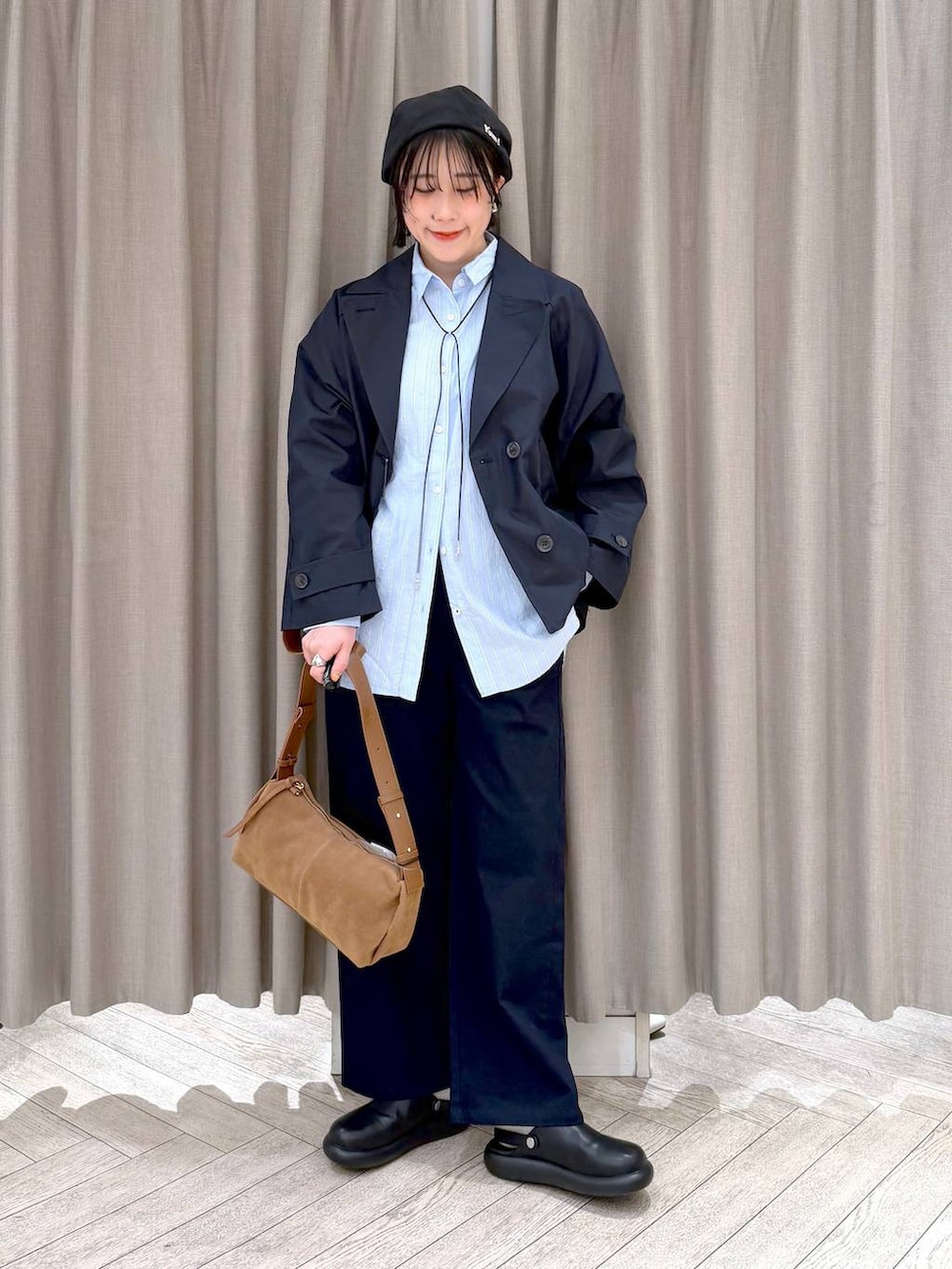 ブラック系のサンダル、ブルー系のその他パンツ、その他のシャツ/ブラウスを着用したレディースの春コーディネートの3枚目の写真