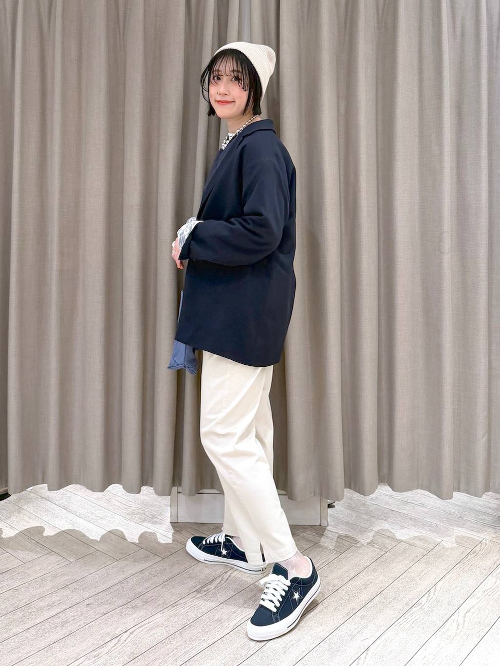 ブルー系のトートバッグ、ブルー系のスニーカー、ベージュ系のその他パンツを着用したレディースの春コーディネートの4枚目の写真