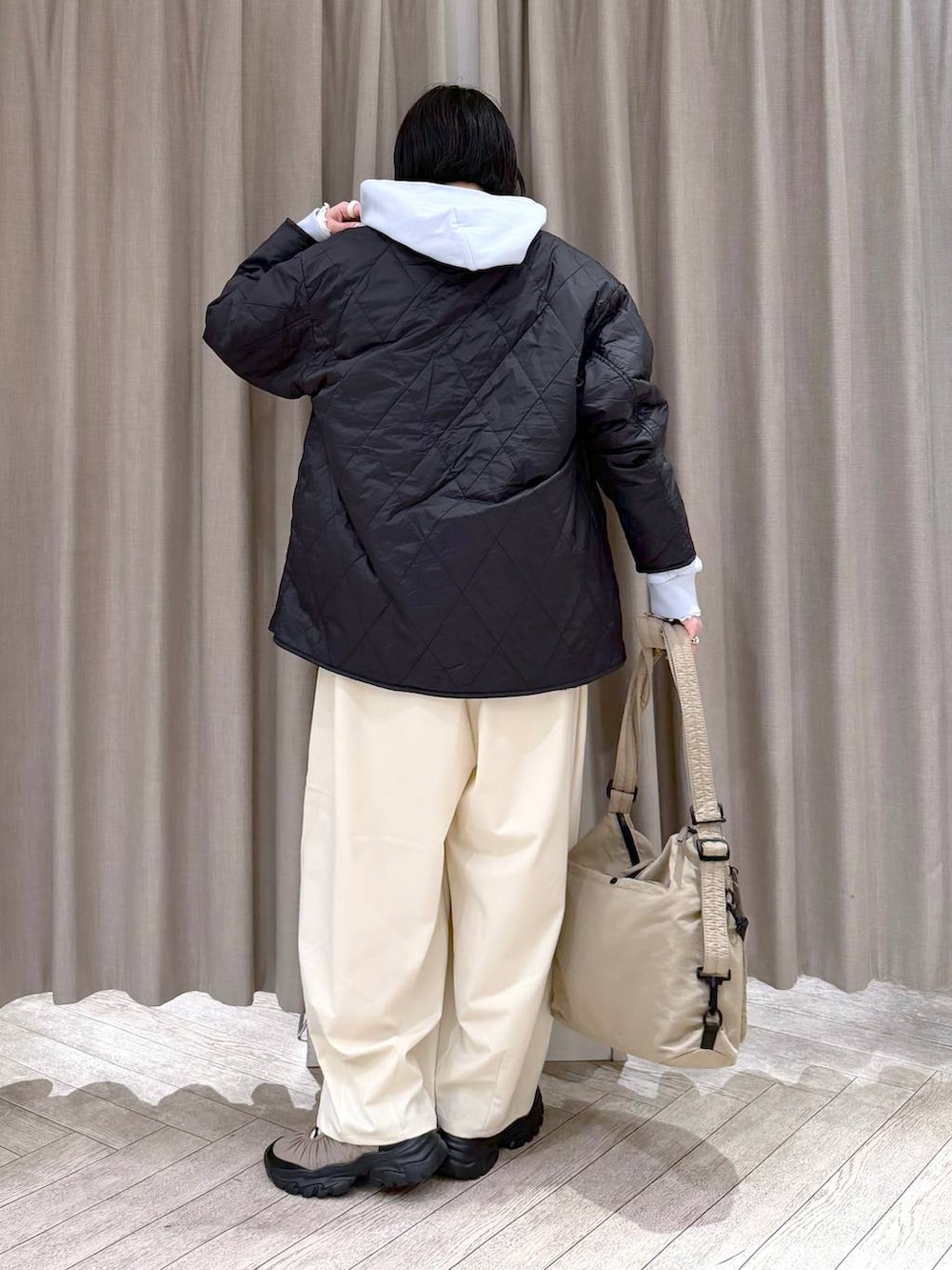 その他のブルゾン、ホワイト系のTシャツ/カットソー、ベージュ系のその他パンツを着用したレディースの冬コーディネートの4枚目の写真