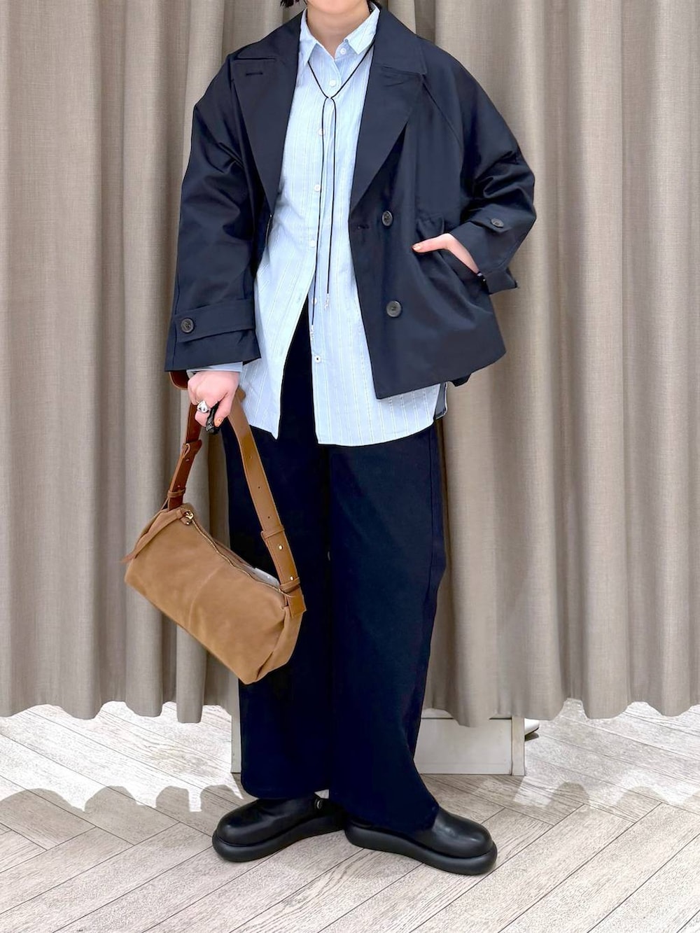 ブラック系のサンダル、ブルー系のその他パンツ、その他のシャツ/ブラウスを着用したレディースの春コーディネートの6枚目の写真