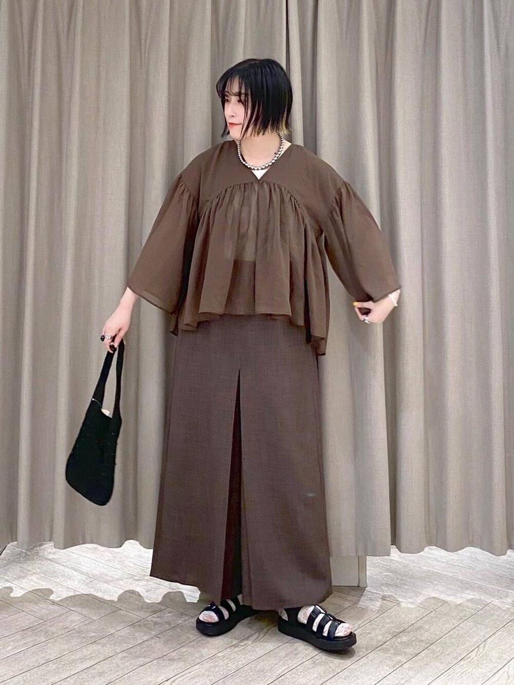 ブラウン系のその他パンツ、ブラウン系のシャツ/ブラウス、ブラック系のトートバッグを着用したレディースの夏コーディネートの8枚目の写真