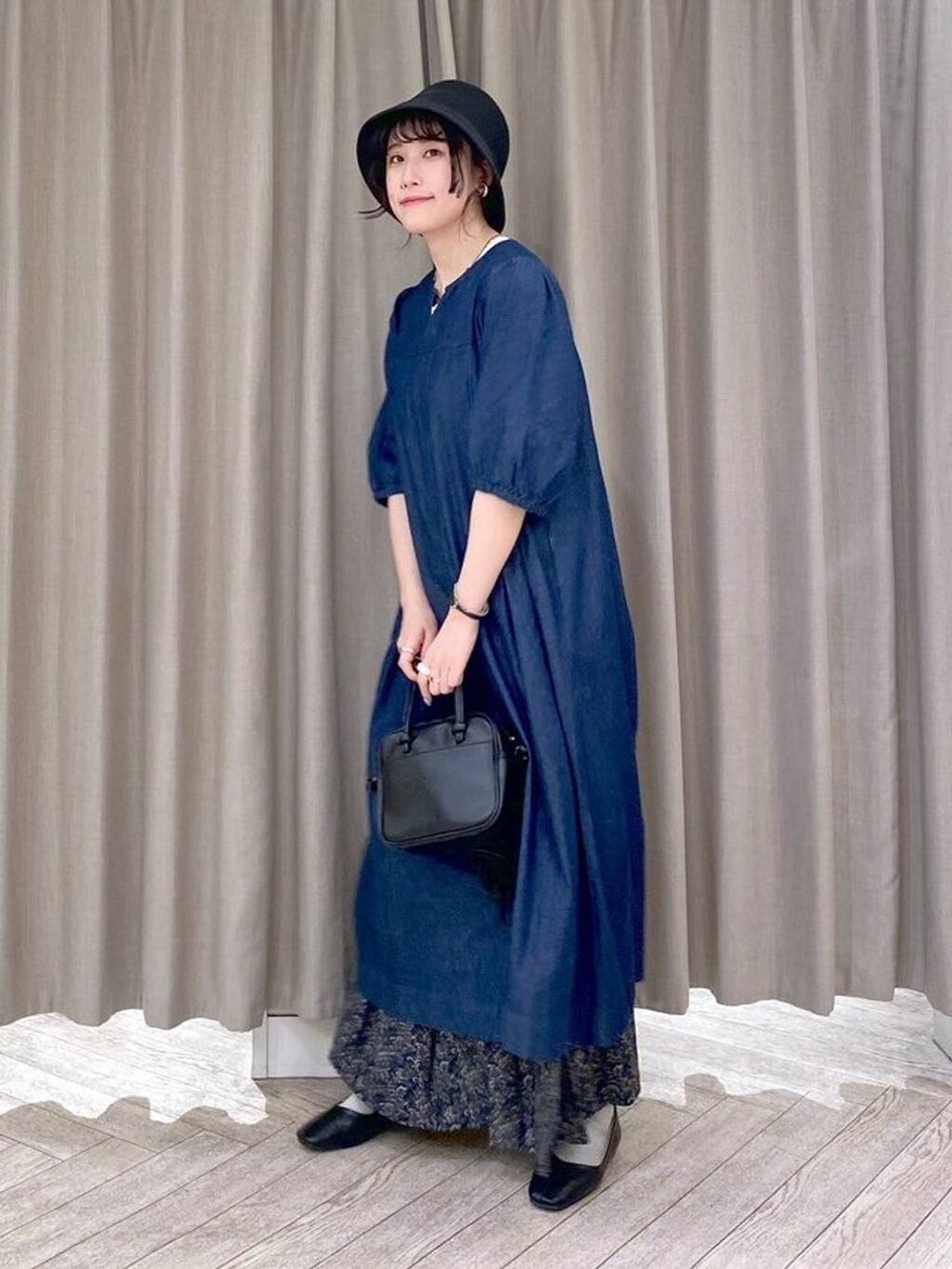 ブラック系のショルダーバッグ、ホワイト系のタンクトップ、ブルー系のワンピースを着用したレディースの夏コーディネートの3枚目の写真