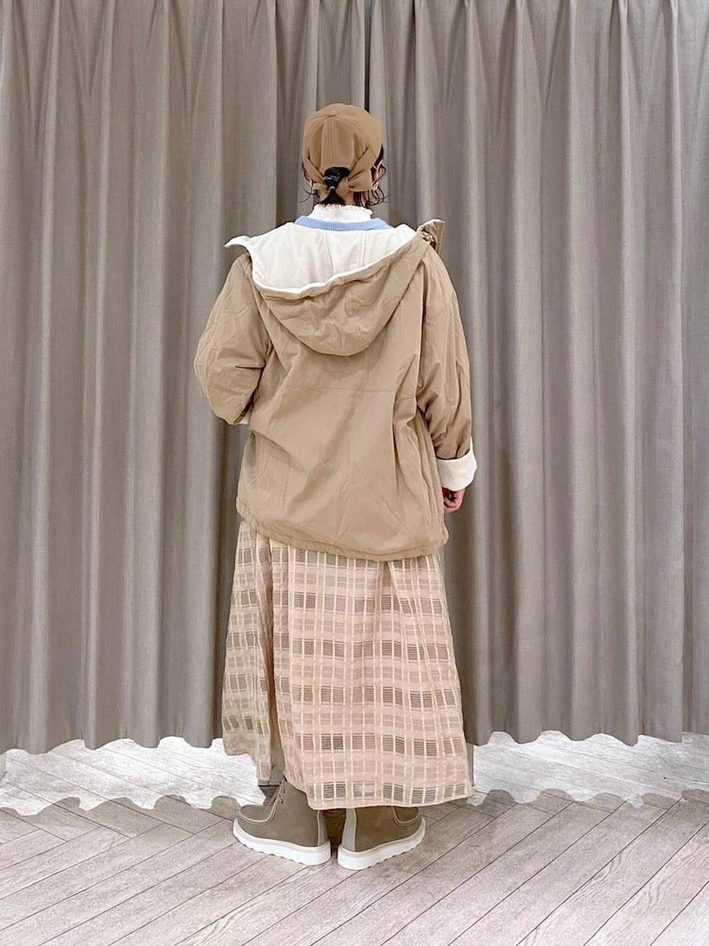 ベージュ系のブルゾン、ホワイト系のTシャツ/カットソー、ベージュ系のハンドバッグを着用したレディースの冬コーディネートの6枚目の写真