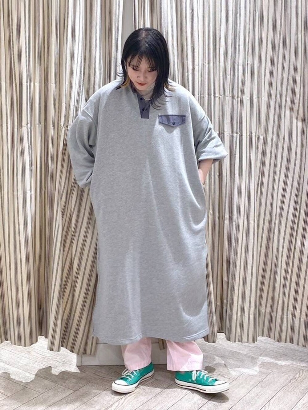 グレー系のワンピース、グリーン系のスニーカーを着用したレディースの春コーディネートの6枚目の写真