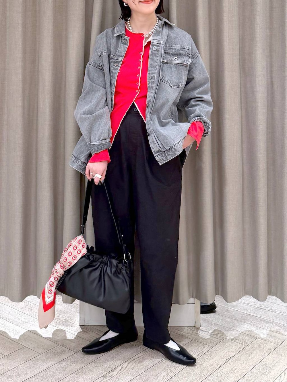 グレー系のデニムジャケット、ブラック系のトートバッグ、ブラック系のその他パンツを着用したレディースの春コーディネートの6枚目の写真