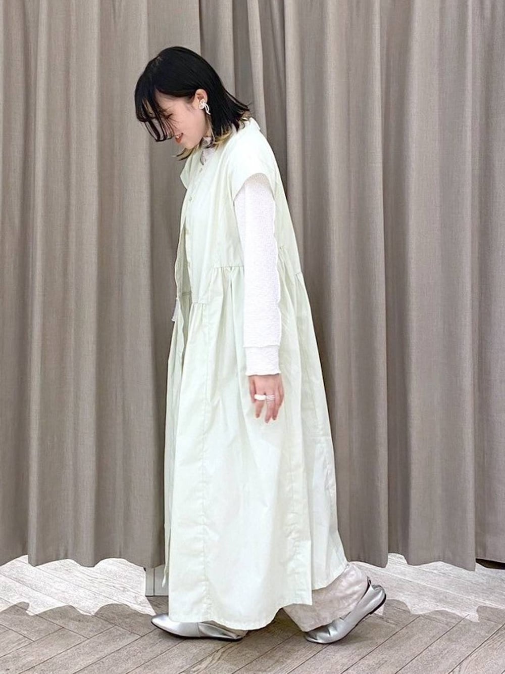 ホワイト系のTシャツ/カットソー、その他のパンプス、グリーン系のワンピースを着用したレディースの夏コーディネートの6枚目の写真