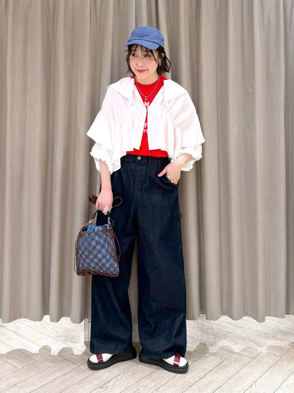 ブラウン系のショルダーバッグ、ブルー系のその他パンツ、レッド系のサンダルを着用したレディースの春コーディネートの8枚目の写真