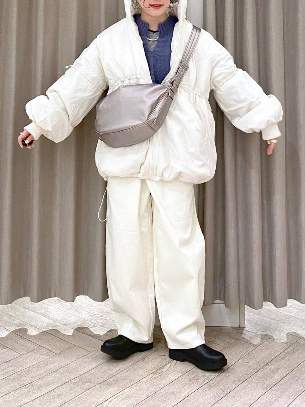 その他のTシャツ/カットソー、ホワイト系のその他パンツ、ブラック系のブーツを着用したレディースの冬コーディネートの8枚目の写真