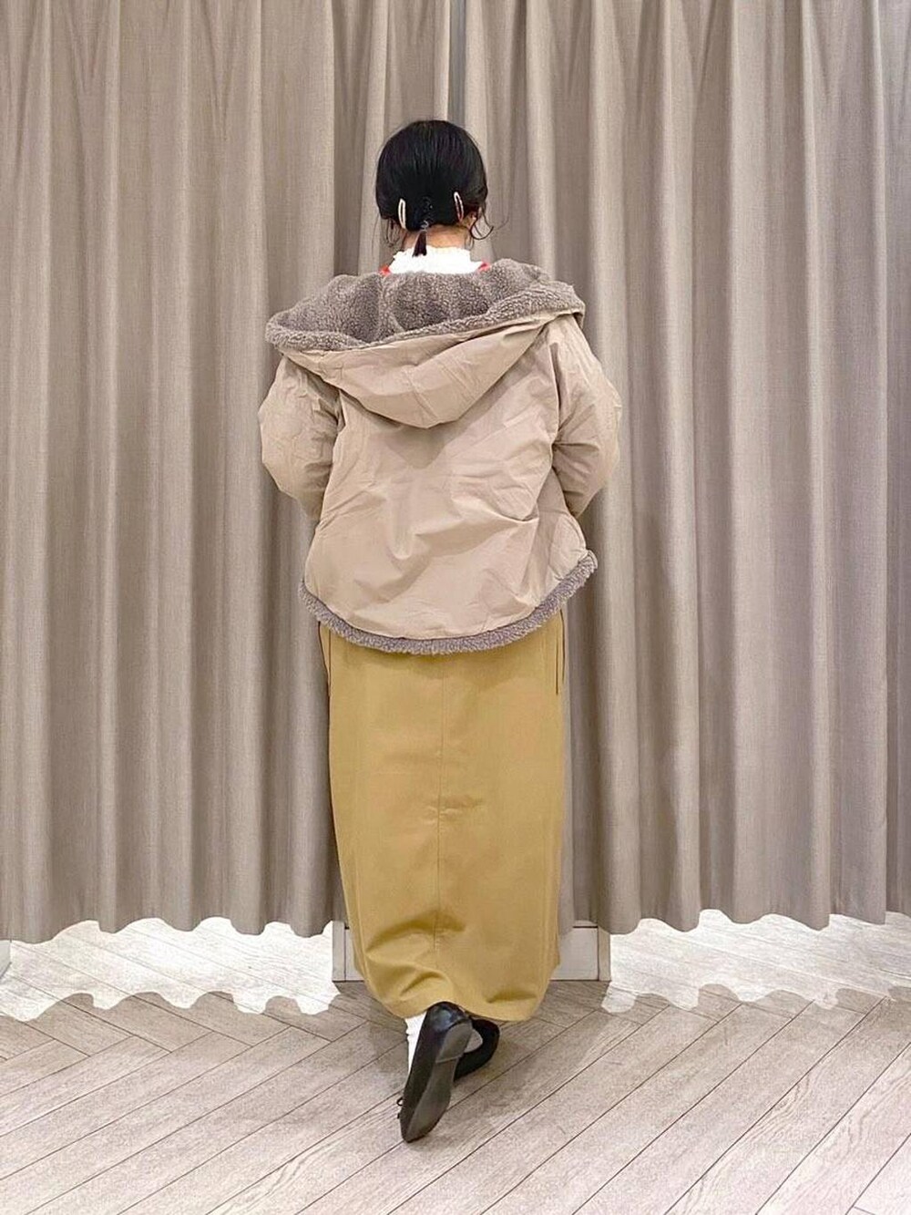 ホワイト系のTシャツ/カットソー、ブラウン系のブルゾン、レッド系のニット/セーターを着用したレディースの冬コーディネートの5枚目の写真