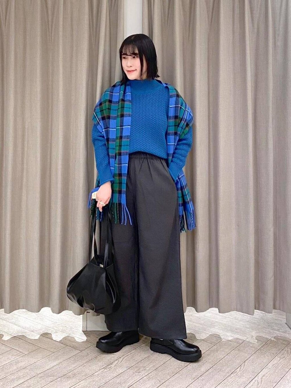 その他のその他パンツ、ブラック系のブーツ、ブラック系のブルゾンを着用したレディースの冬コーディネートの4枚目の写真