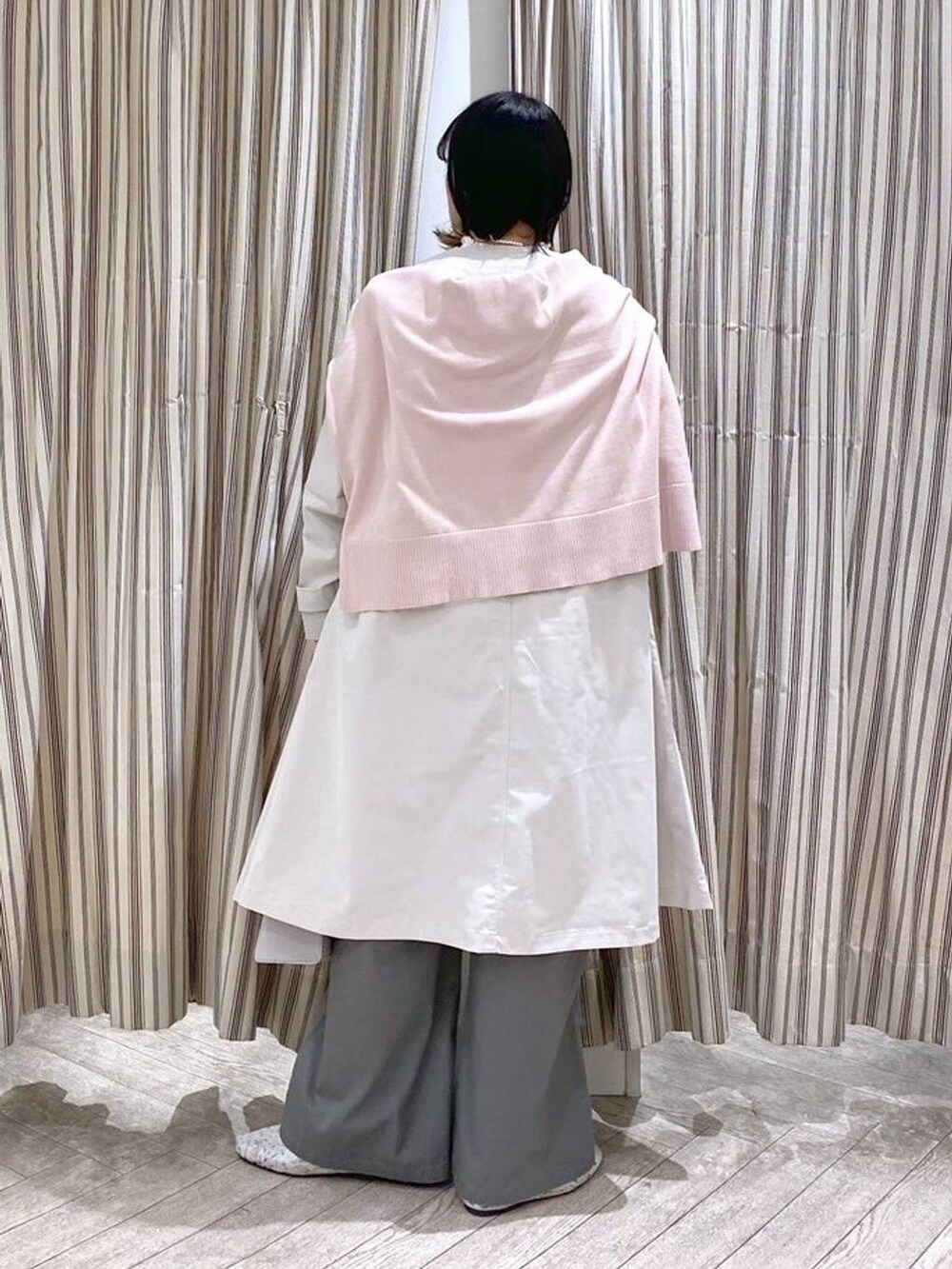 ホワイト系のシャツ/ブラウス、ピンク系のニット/セーター、ピンク系のカーディガン/ボレロを着用したレディースの春コーディネートの3枚目の写真