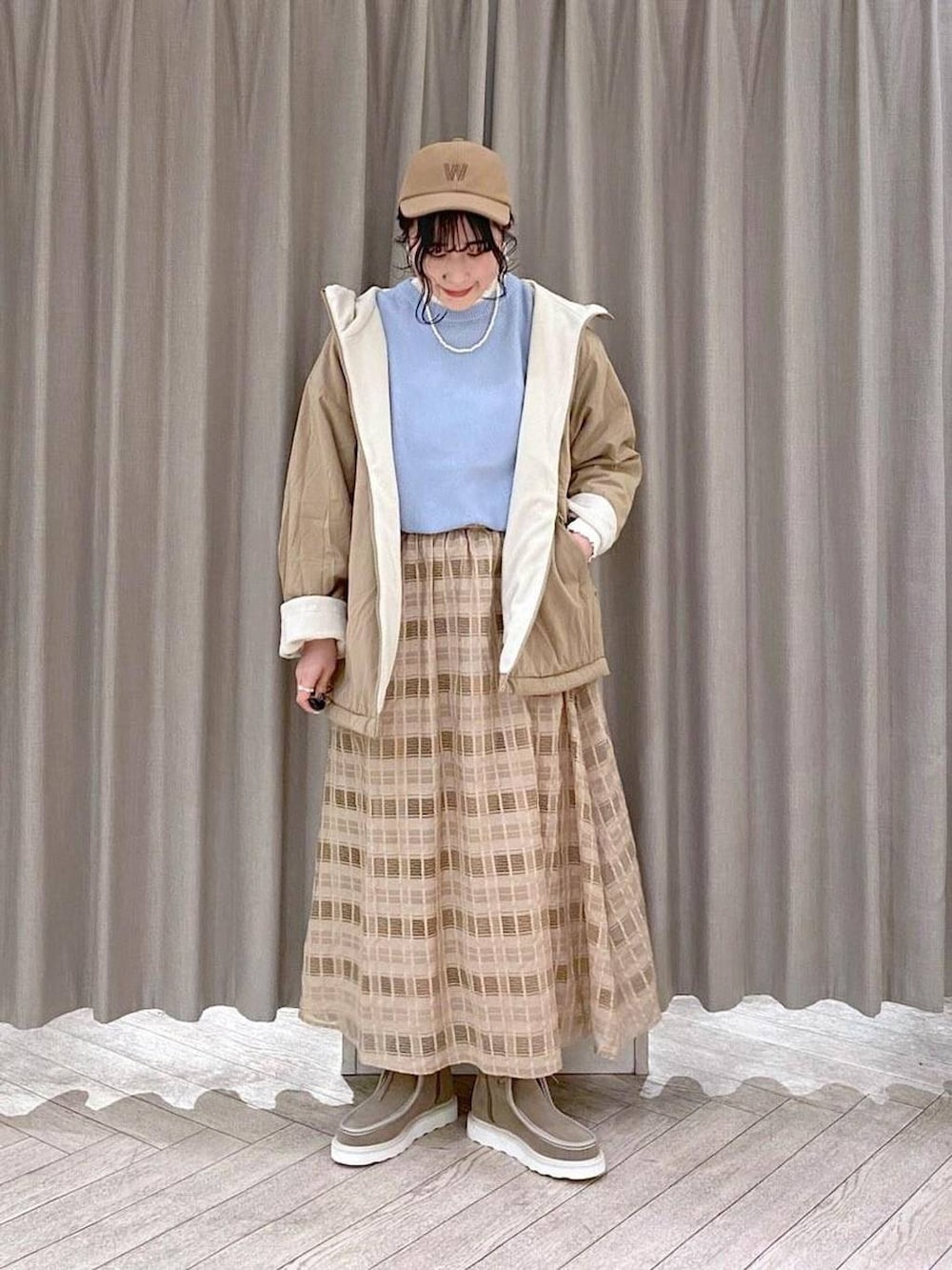 ベージュ系のブルゾン、ホワイト系のTシャツ/カットソー、ベージュ系のハンドバッグを着用したレディースの冬コーディネートの4枚目の写真