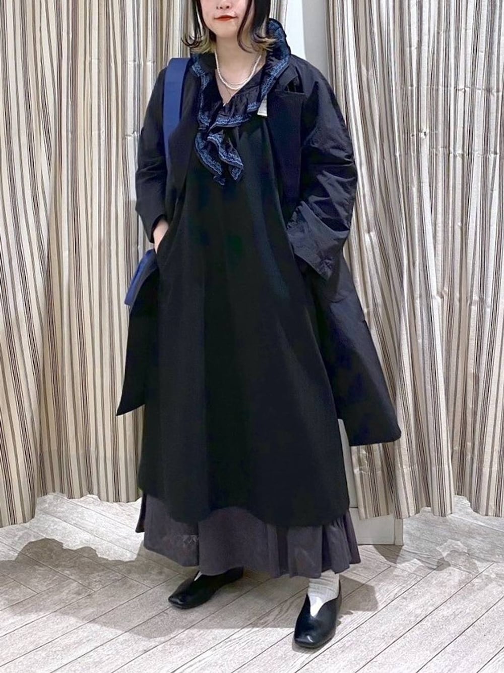 ブラック系のシャツ/ブラウス、ブラック系のジャンパースカート、ブラック系のスカートを着用したレディースの春コーディネートの5枚目の写真