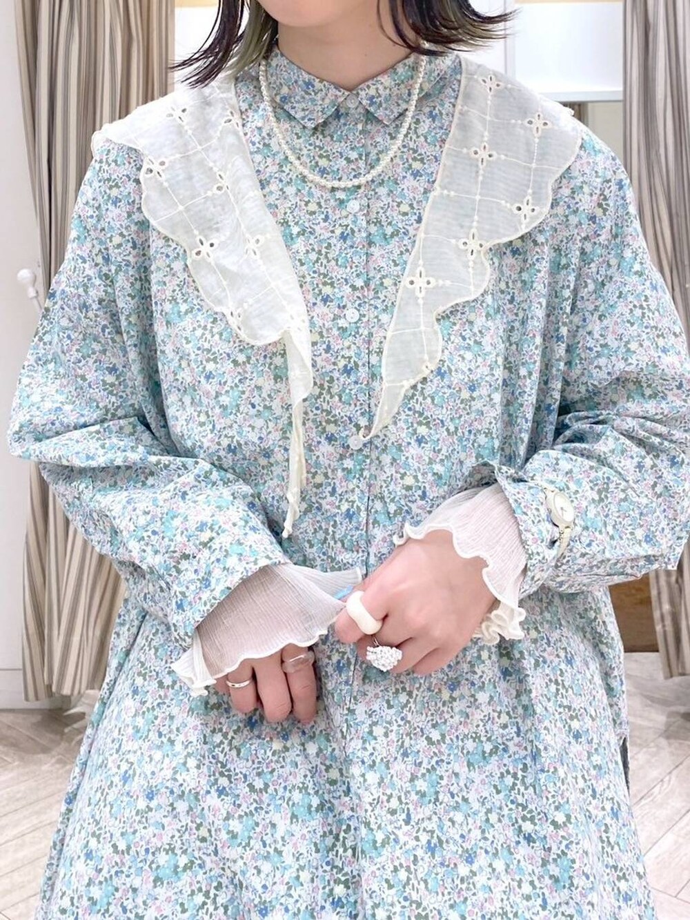 ブルー系のトートバッグ、ブルー系のスカート、グリーン系のシャツ/ブラウスを着用したレディースの冬コーディネートの5枚目の写真