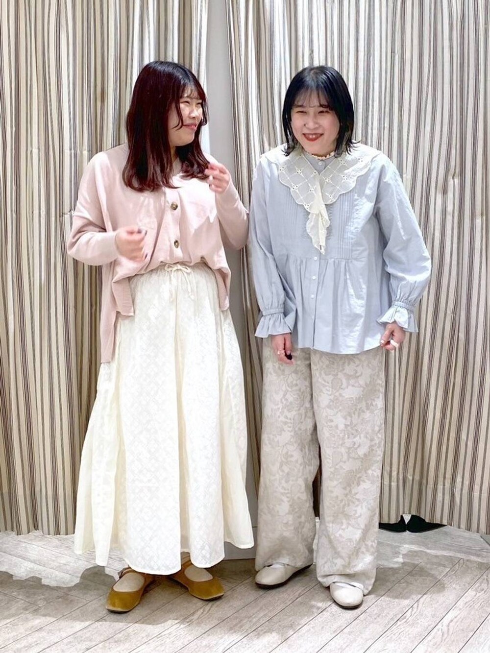 イエロー系のパンプス、ピンク系のカーディガン/ボレロ、ブルー系のビジネスシャツを着用したレディースの冬コーディネートの5枚目の写真