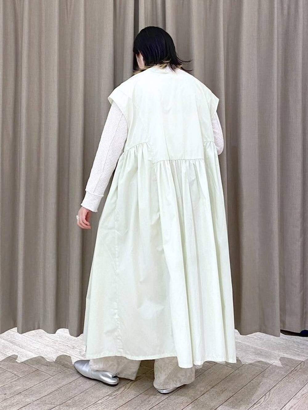 ホワイト系のTシャツ/カットソー、その他のパンプス、グリーン系のワンピースを着用したレディースの夏コーディネートの3枚目の写真