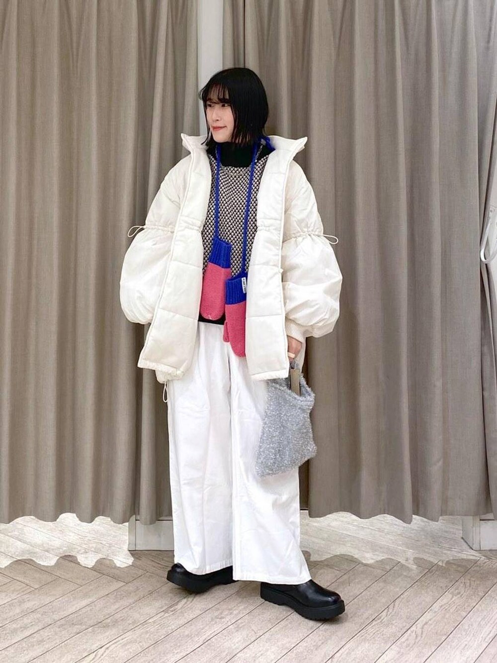 ブラック系のブーツ、その他のショルダーバッグ、その他のニット/セーターを着用したレディースの冬コーディネートの2枚目の写真