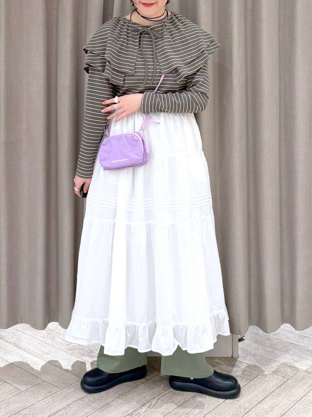 ブラック系のサンダル、グリーン系のその他パンツ、パープル系のショルダーバッグを着用したレディースの春コーディネートの7枚目の写真