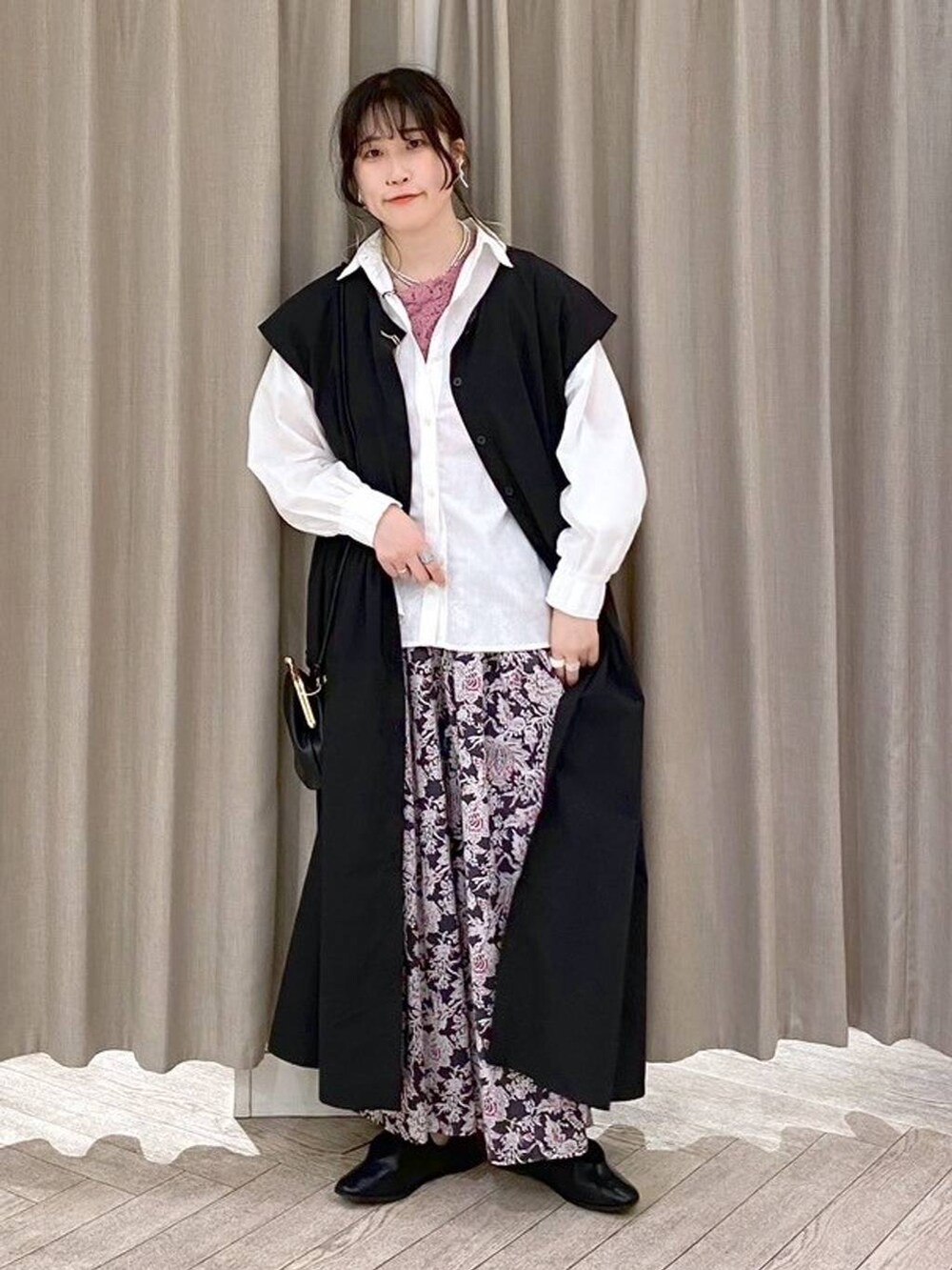 ブラック系のショルダーバッグ、レッド系のその他パンツ、ホワイト系のシャツ/ブラウスを着用したレディースの夏コーディネートの8枚目の写真