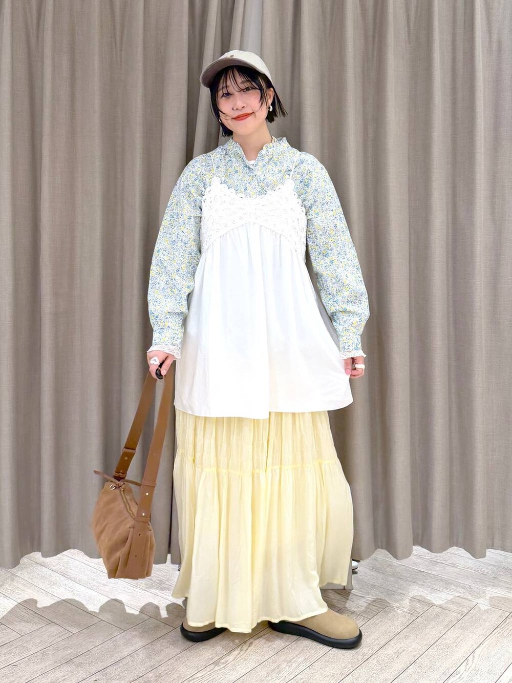 ベージュ系のサンダル、イエロー系のスカート、その他のシャツ/ブラウスを着用したレディースの春コーディネートの9枚目の写真