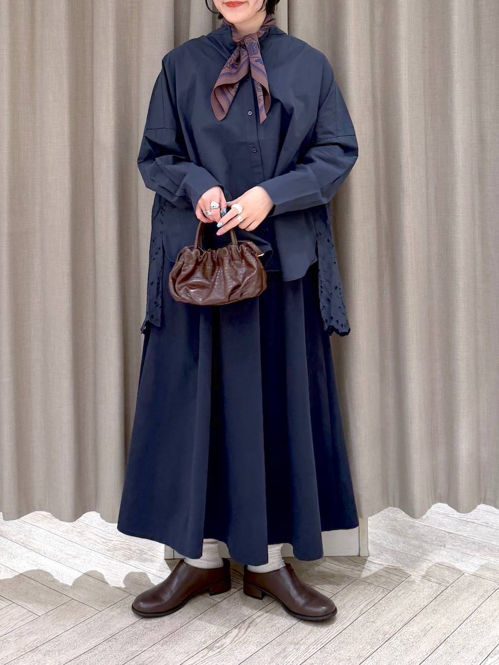 ブラック系のショルダーバッグ、ブルー系のシャツ/ブラウス、ブラウン系のその他シューズを着用したレディースの春コーディネートの6枚目の写真