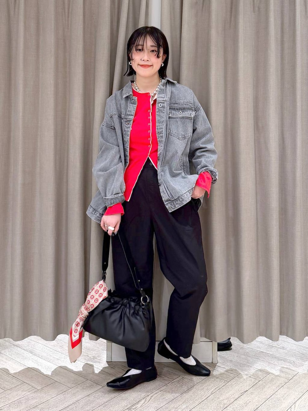 グレー系のデニムジャケット、ブラック系のトートバッグ、ブラック系のその他パンツを着用したレディースの春コーディネートの10枚目の写真