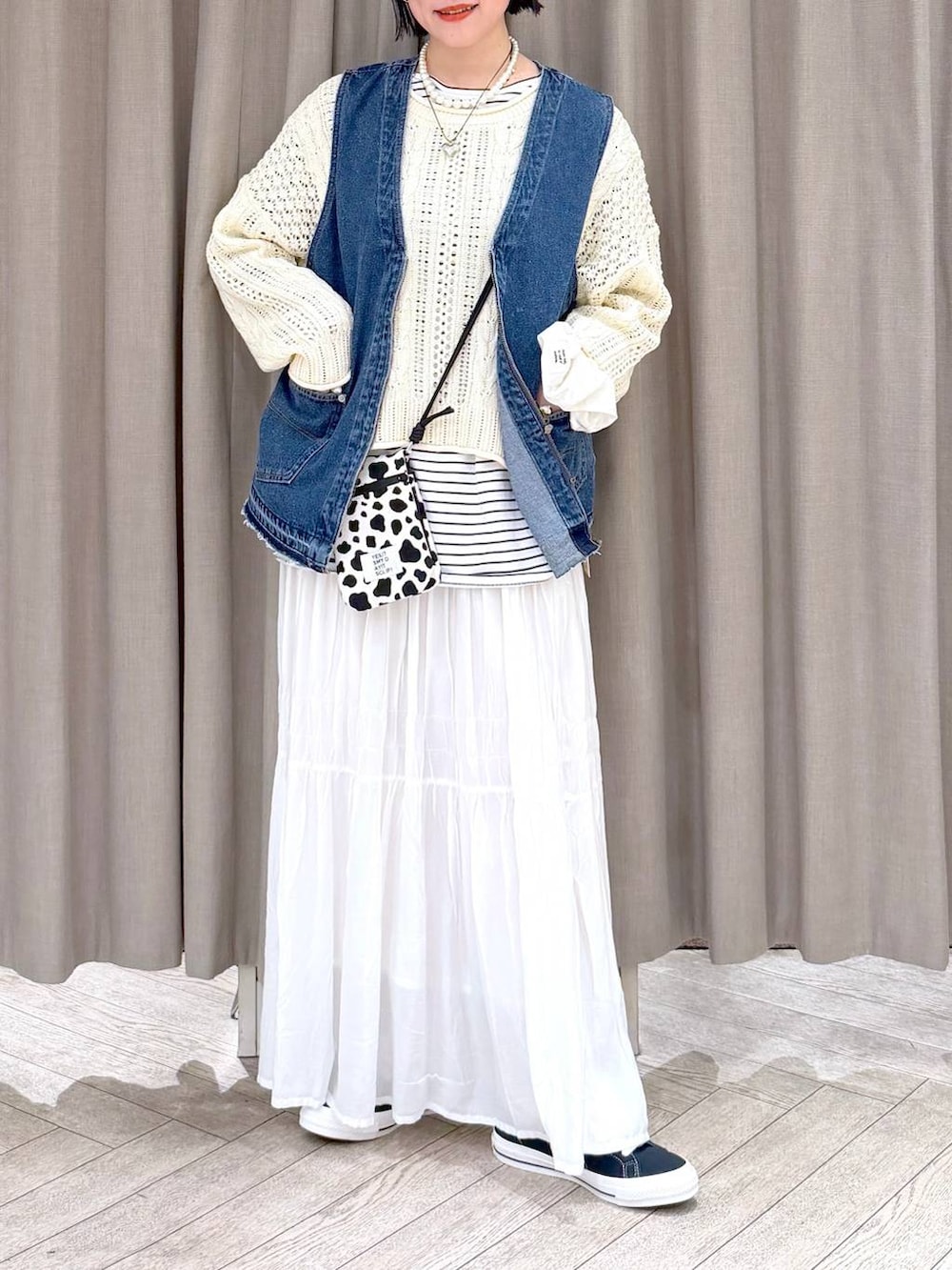 ブルー系のスニーカー、ブルー系のベスト、その他のショルダーバッグを着用したレディースの冬コーディネートの7枚目の写真