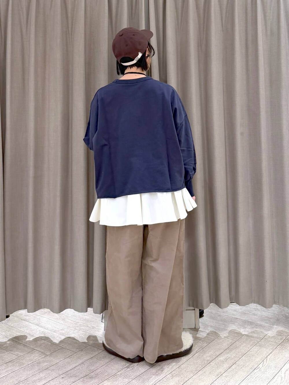 ブルー系のその他アウター、その他のサンダル、ブルー系のスウェットを着用したレディースの冬コーディネートの6枚目の写真